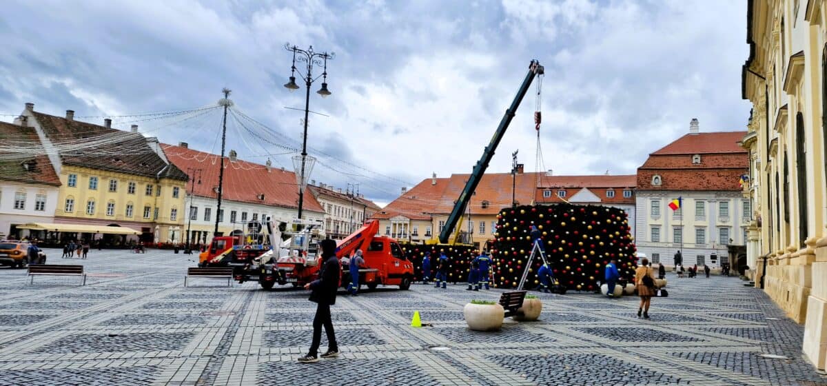 a început montarea bradului de crăciun în centrul sibiului (video)