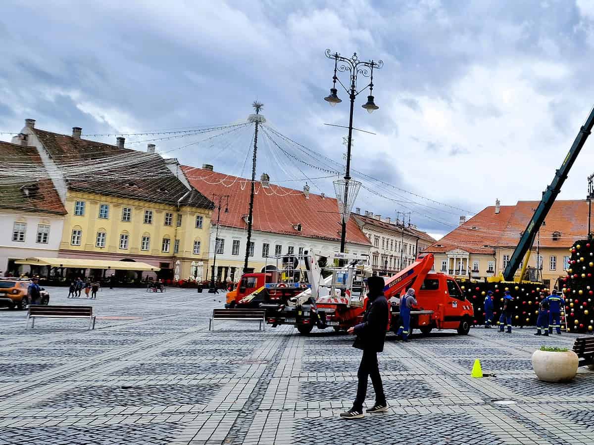 a început montarea bradului de crăciun în centrul sibiului (video)