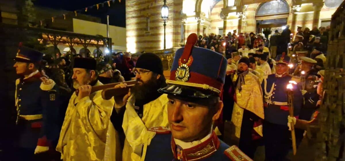 sute de sibieni la procesiunea dedicată lui andrei șaguna, la catedrala din sibiu. mitropolitul ardealului: „să sperăm, să fim încrezători!” (video)