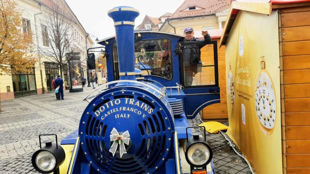 șoferul care face fericiți toți turiștii la sibiu. ghiță îi plimbă cu trenulețul lui moș crăciun prin centrul istoric. „cel mai greu este că nu sunt acasă”