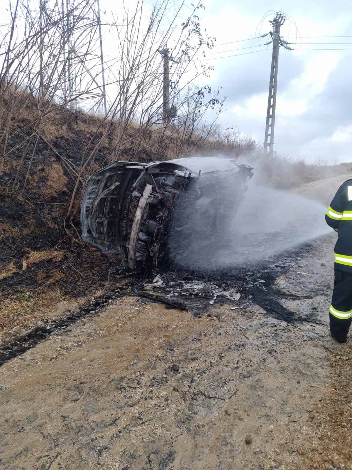 mașina distrusă într-un incendiu la agârbiciu (foto)