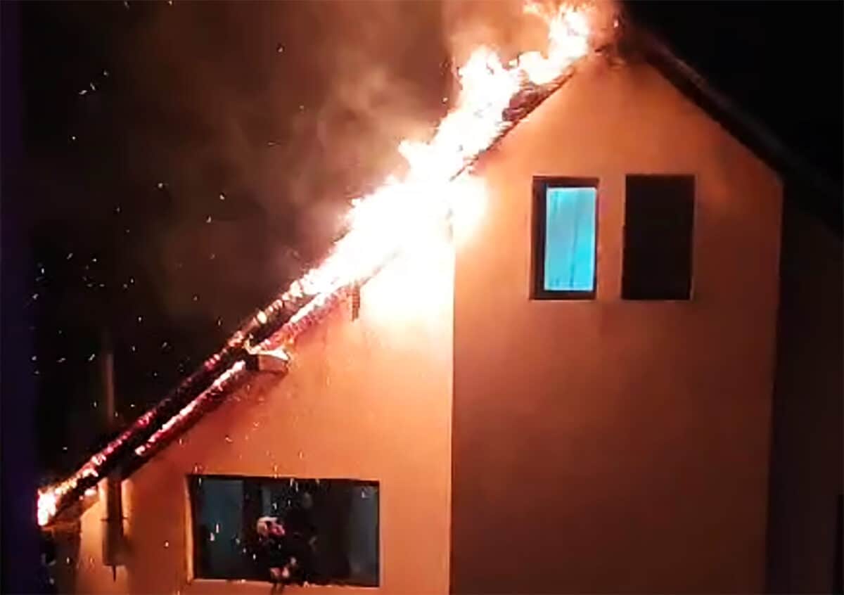 incendiu puternic la un apartament din cartierul ștrand. locatarii s-au panicat (video)