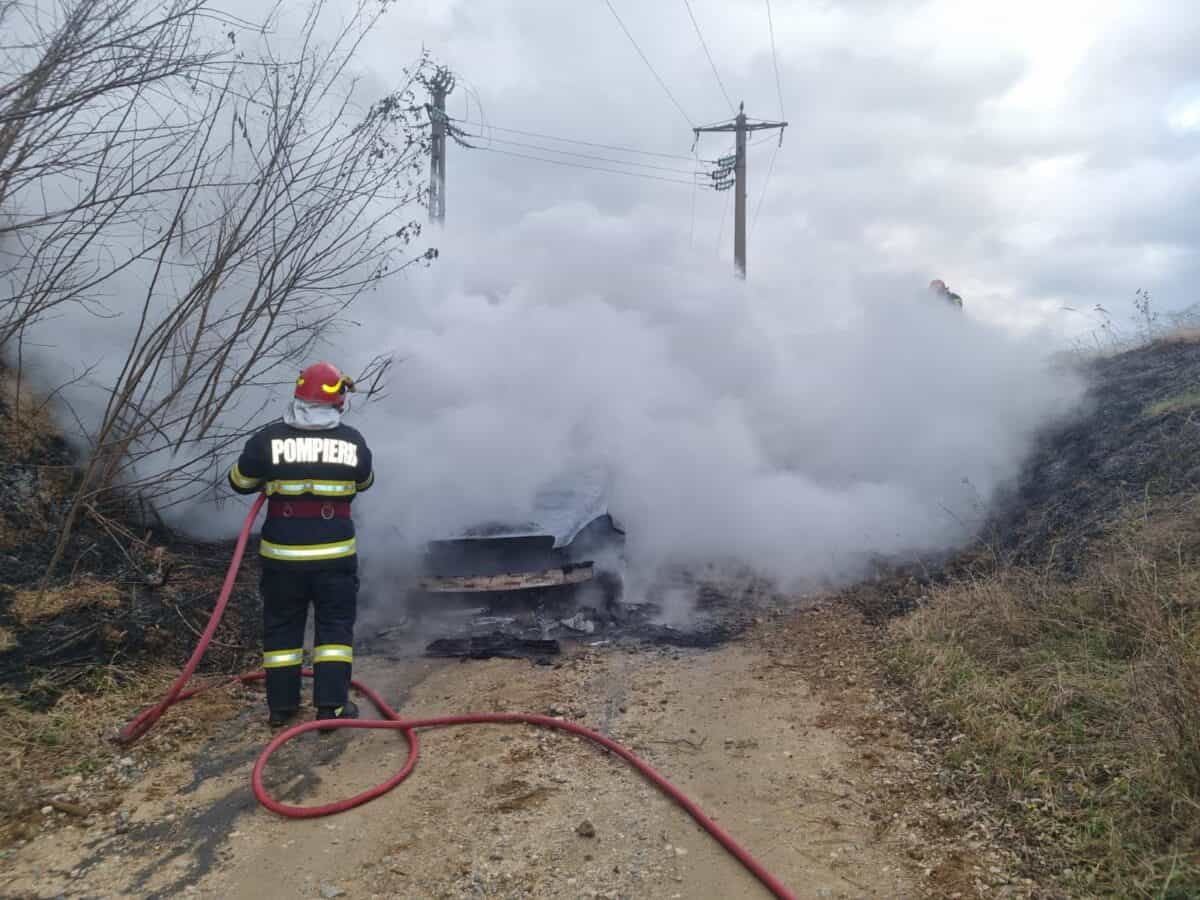 mașina distrusă într-un incendiu la agârbiciu (foto)