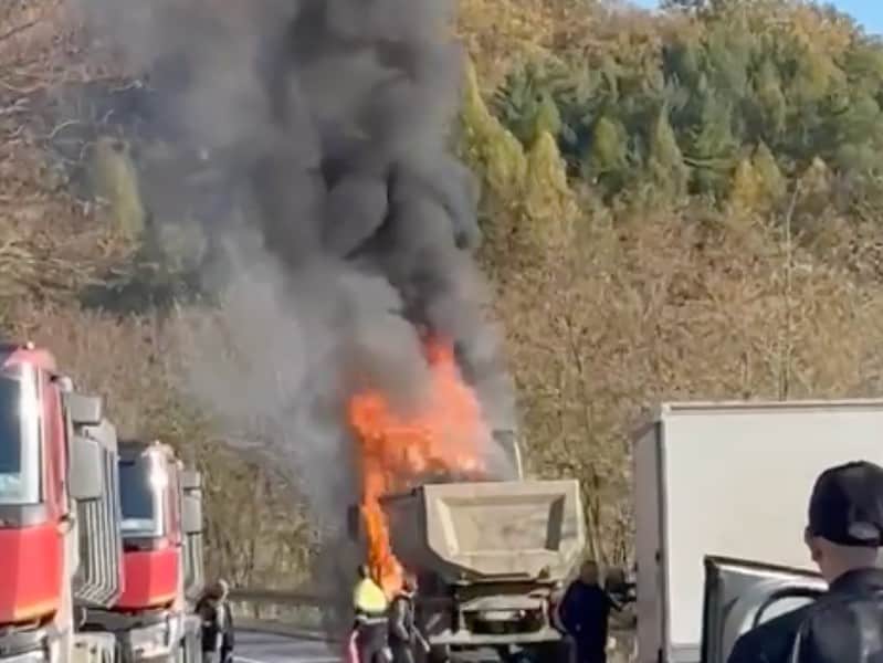 trafic blocat pe dn14 la ieșire din slimnic. un camion a luat foc în mers (video)