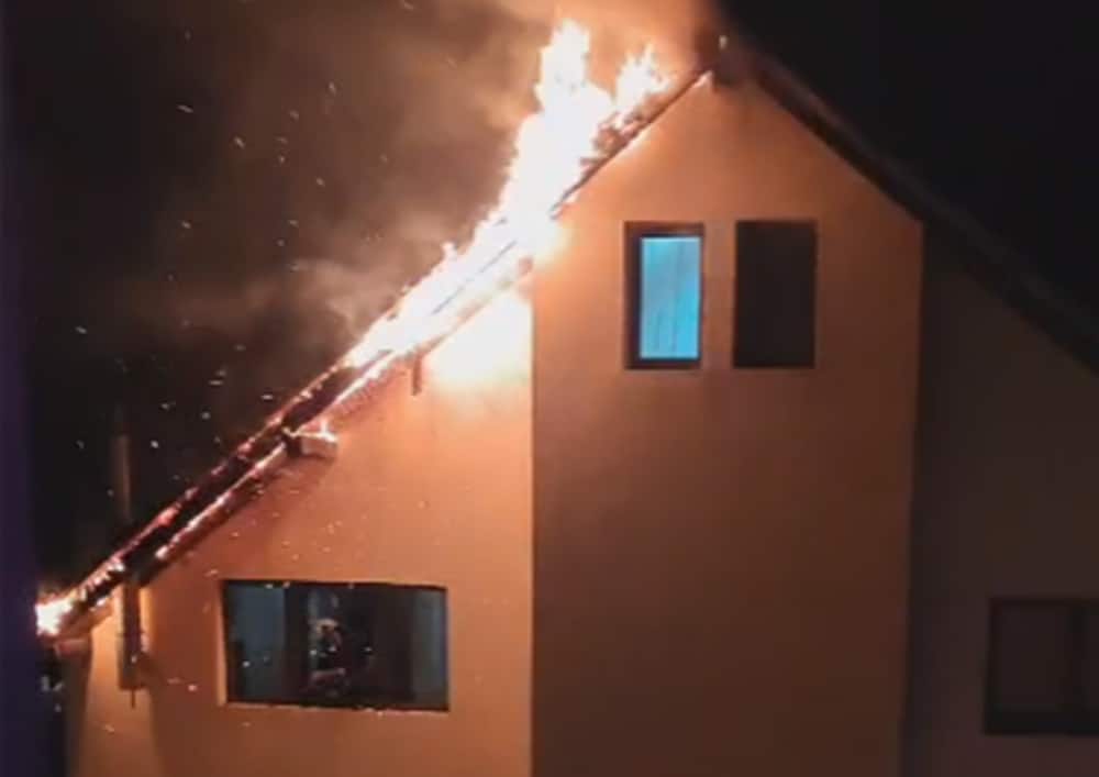 incendiul de sâmbătă noaptea din cartierul ștrand. o mansardă distrusă din cauza unui coș de fum (video foto)