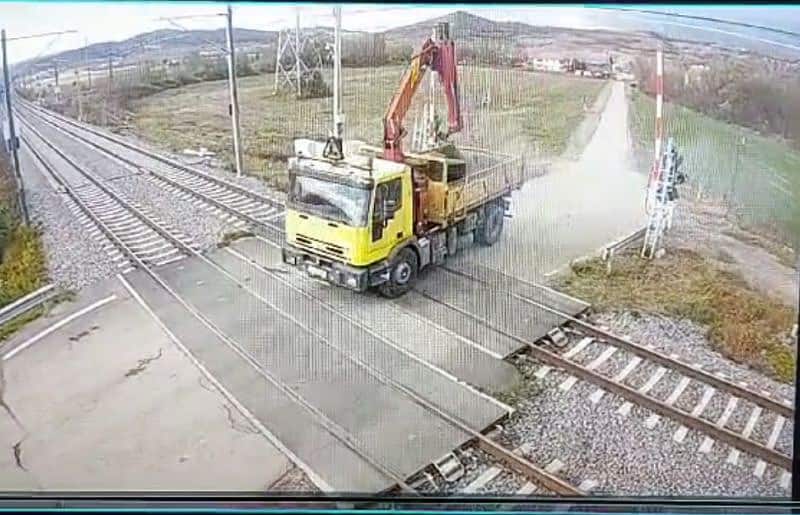 trafic feroviar paralizat între mediaș și dumbrăveni. o macara a rupt firele de curent (video foto)