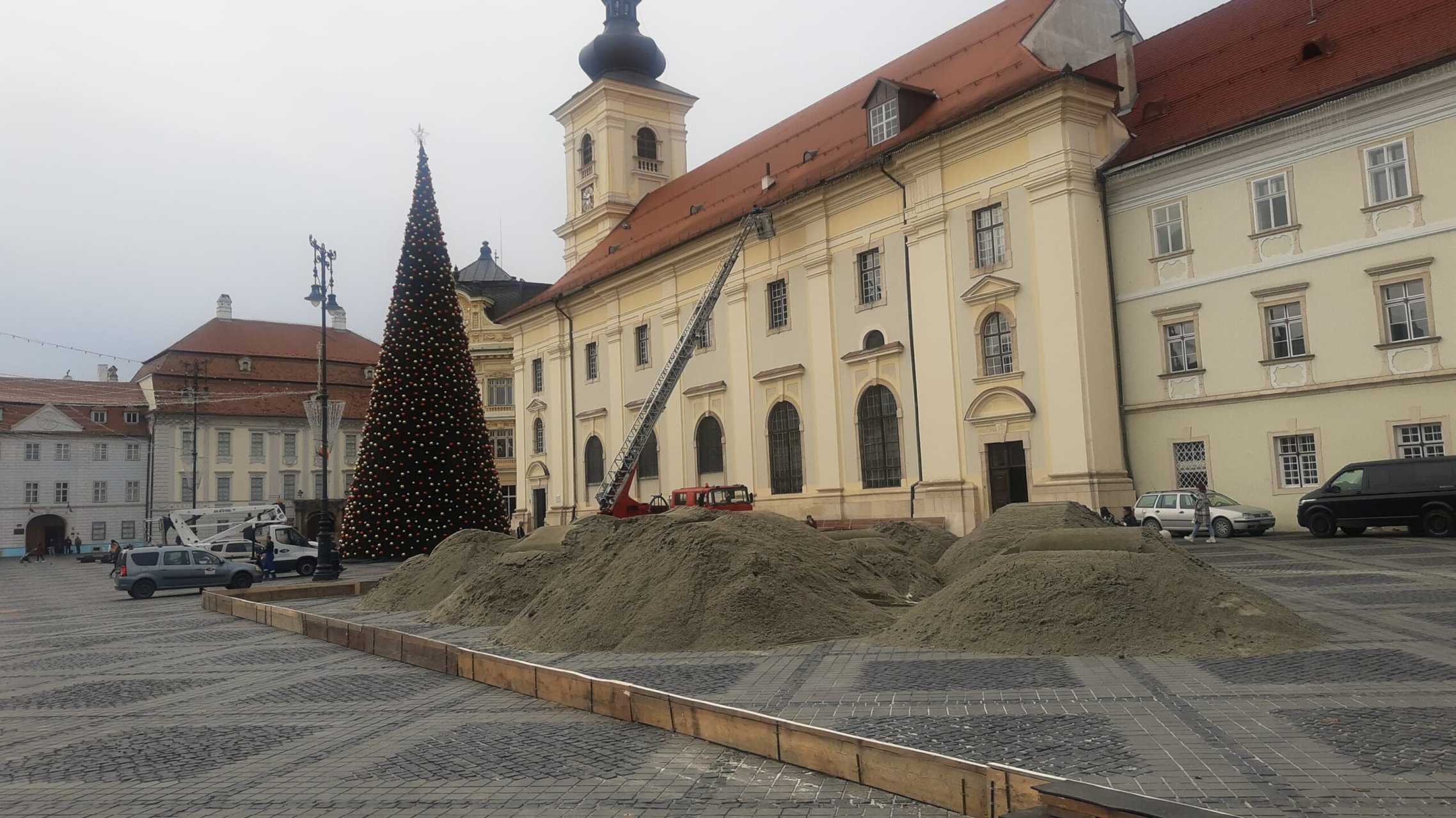 târgul de crăciun din sibiu se deschide în 10 zile. se montează căsuțele și patinoarul (video, foto)