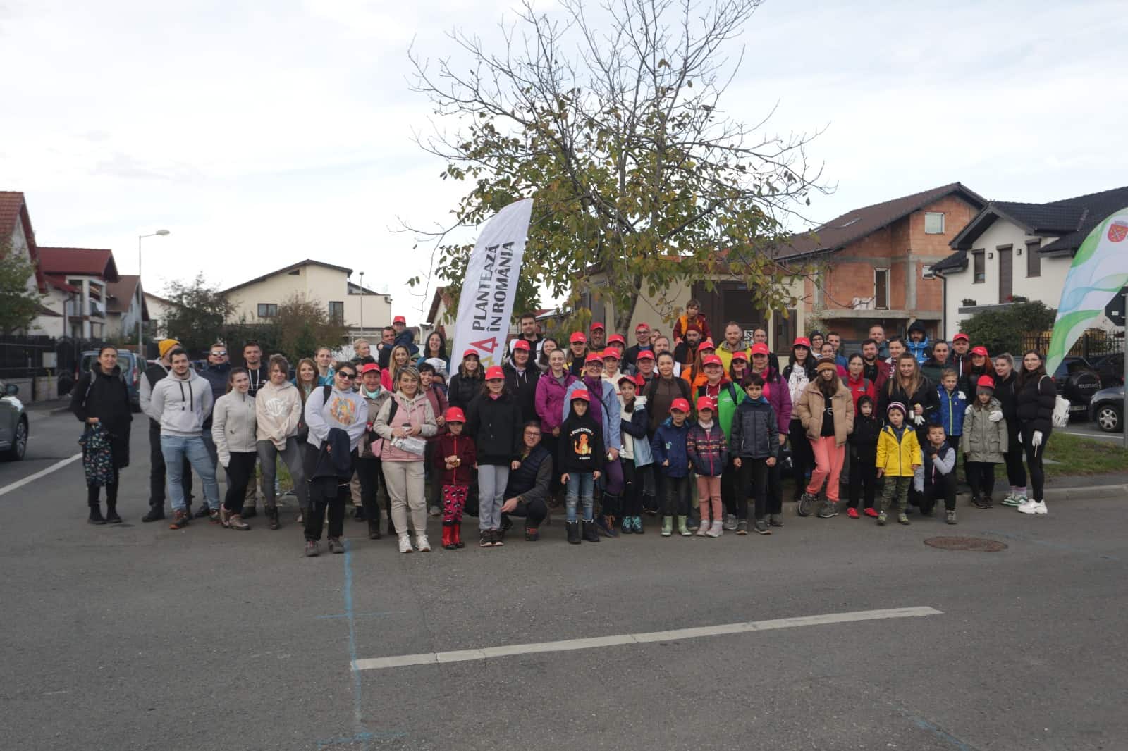 aproape 4.000 de arbori, plantați în weekend în cartierul tineretului. au participat sute de voluntari (foto)