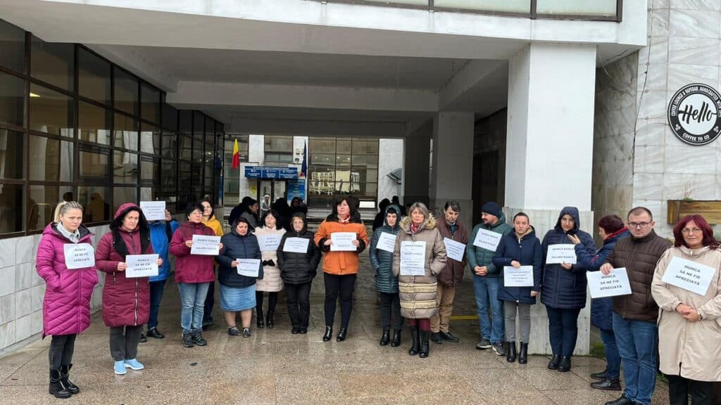 proteste la ajofm și casa județeană de pensii sibiu pentru salarii mai mari. angajat: „ni se aruncă cu praf în ochi” (foto)