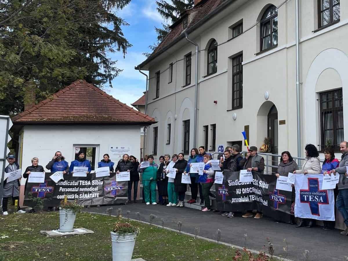 Personalul nemedical din spitale protestează la Sibiu. „Vrem să înceteze discriminarea” (video, foto)