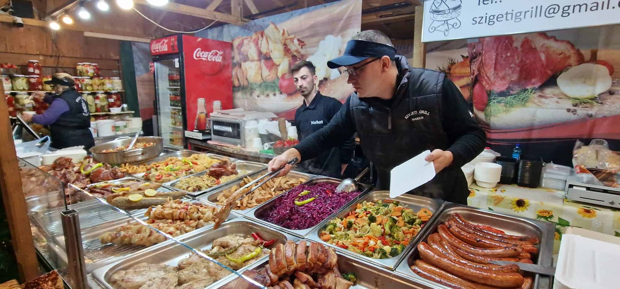 s-a deschis târgul de crăciun din sibiu. oamenii au venit la inaugurare în ciuda ploii (video, foto)