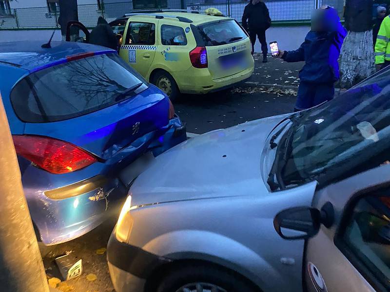 șofer proiectat într-o mașină parcată, după ce a fost lovit de un taxi la intersecția dintre independenței și blaga