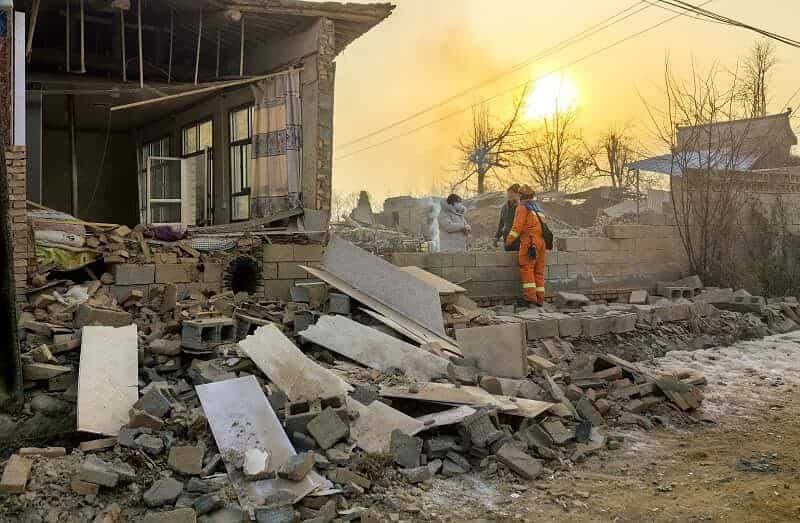 dezastru în china. aproape 120 de oameni au murit în urma unui cutremur puternic (video)
