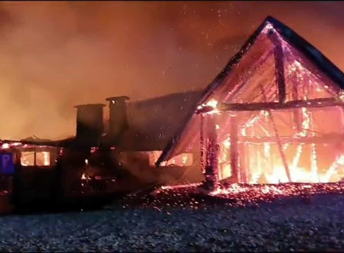 trei persoane, reținute în dosarul ferma dacilor după incendiul în care au murit 8 oameni