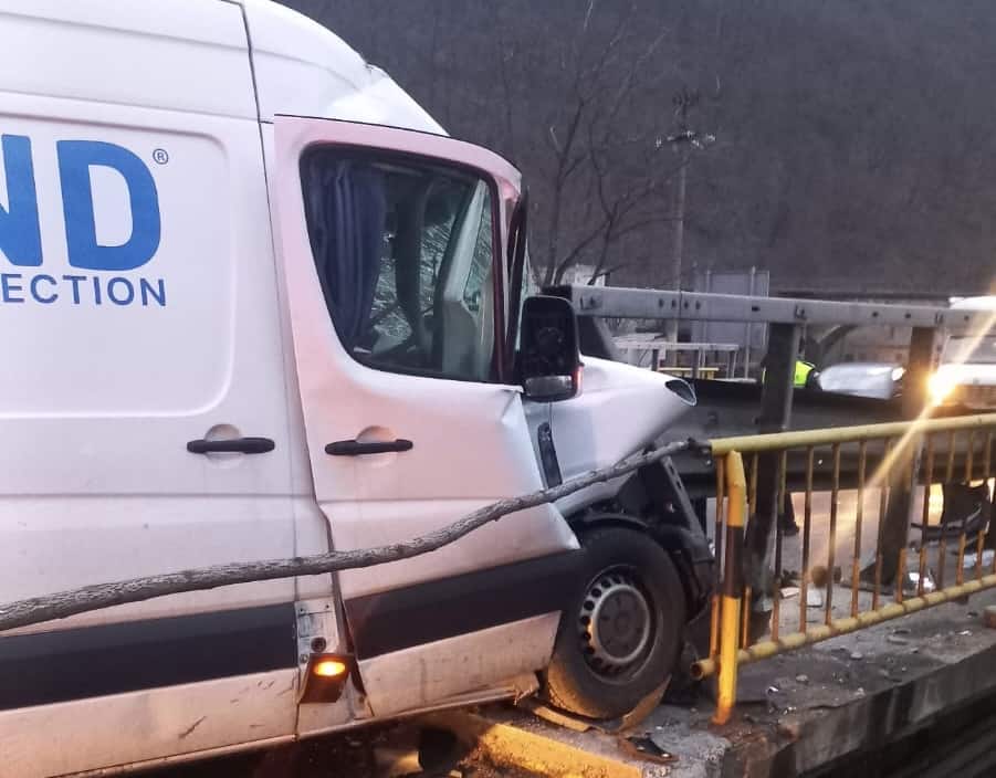 accident la intrare pe valea oltului. un șofer beat a intrat într-un cap de pod