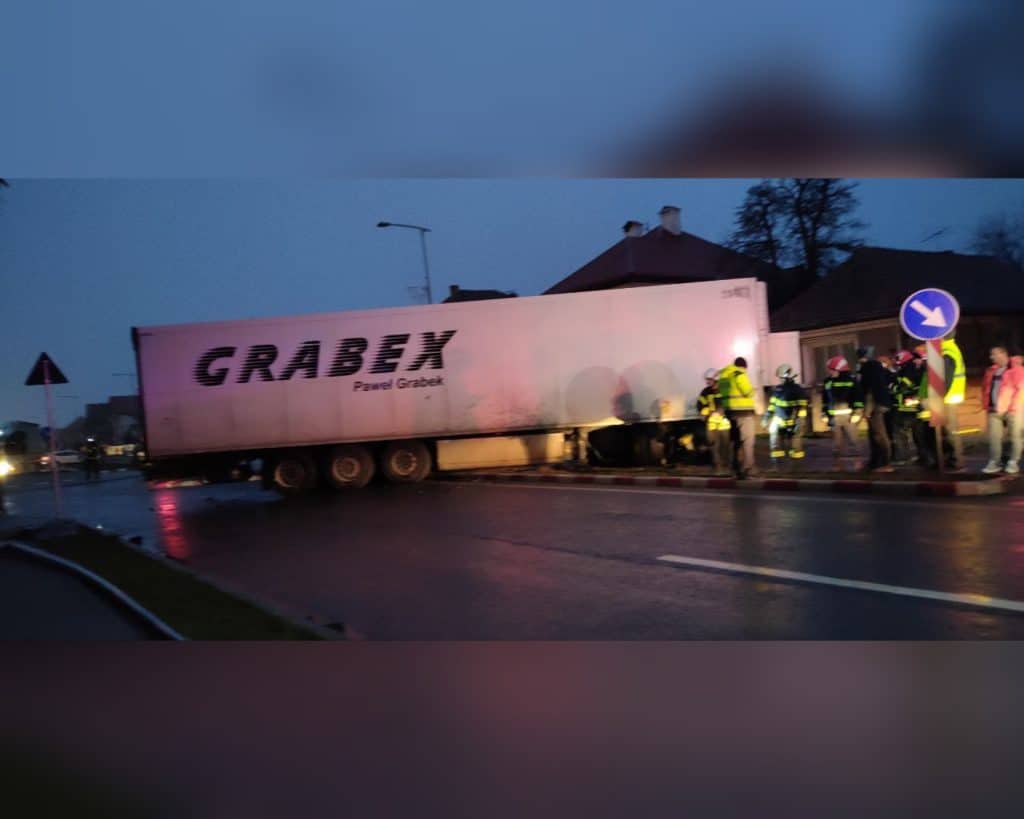 Ambuteiaj la ieșirea din Făgăraș spre Sibiu. A derapat un TIR