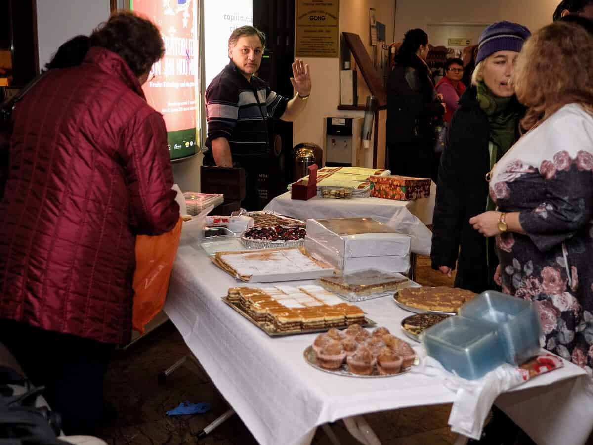 bazar caritabil pentru copii cu dizabilități. prăjituri, bijuterii și surprize muzicale, la biblioteca astra