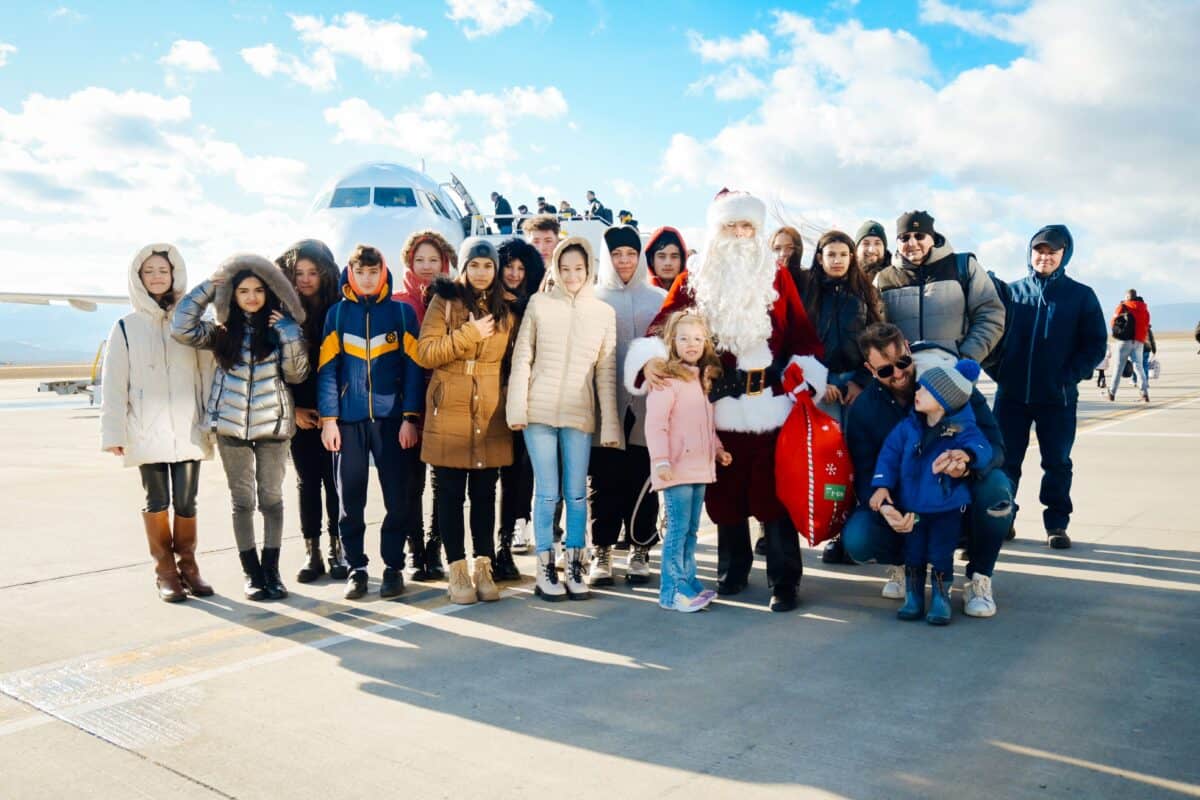 moș crăciun a venit din nou la sibiu cu avionul. elevii de la școala din bârghiș, l-au întâmpinat pe aeroport (foto)