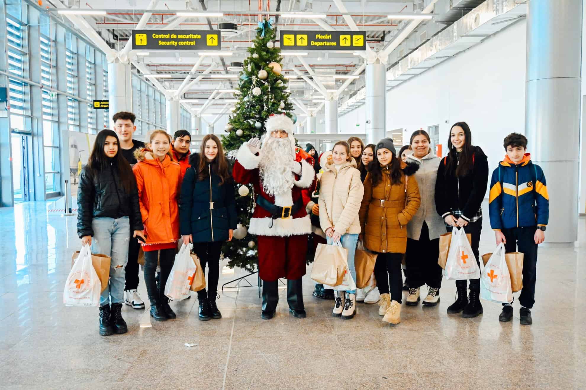 moș crăciun a venit din nou la sibiu cu avionul. elevii de la școala din bârghiș, l-au întâmpinat pe aeroport (foto)