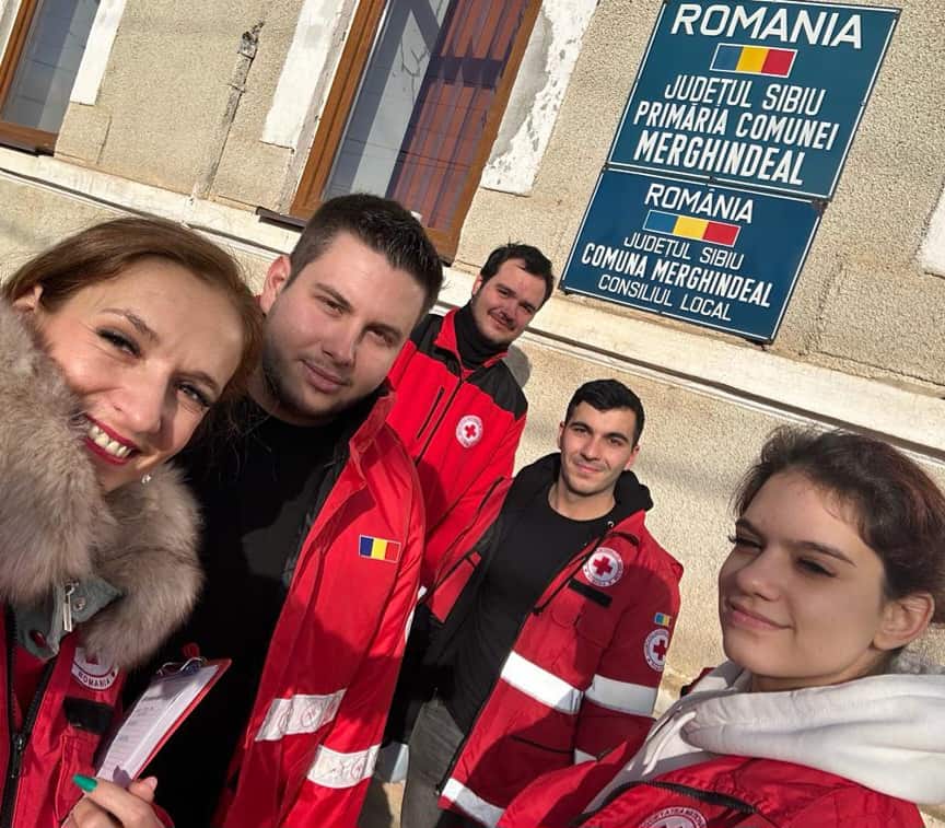 peste 500 de persoane din șapte localități ale județului au primit daruri de la crucea roșie sibiu (foto)