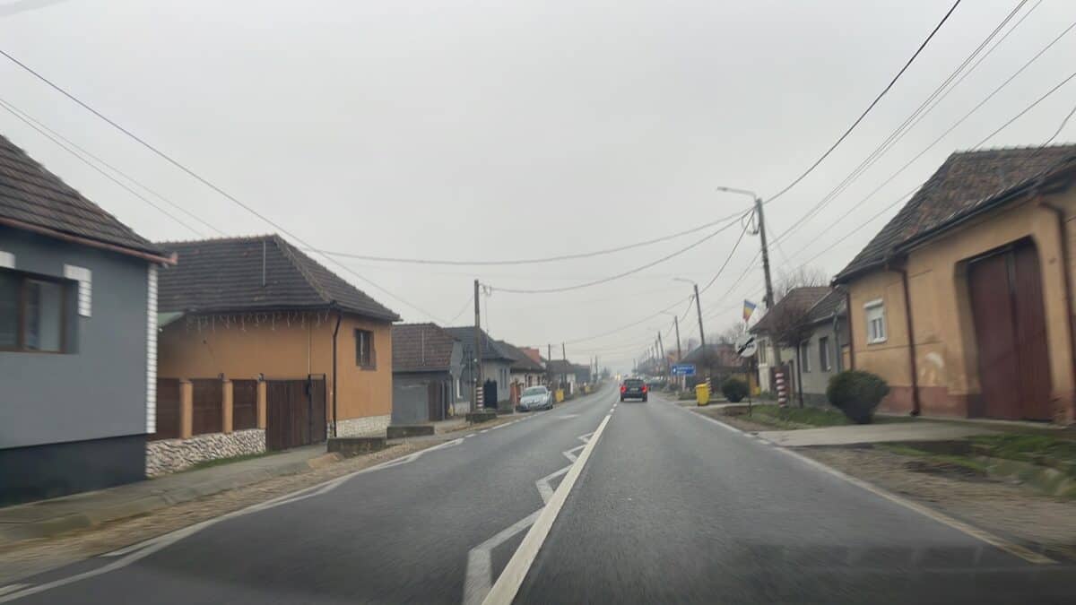 circulație în condiții de ploaie și lapoviță pe șoselele principale din românia. carosabil umed pe dn14 la sibiu