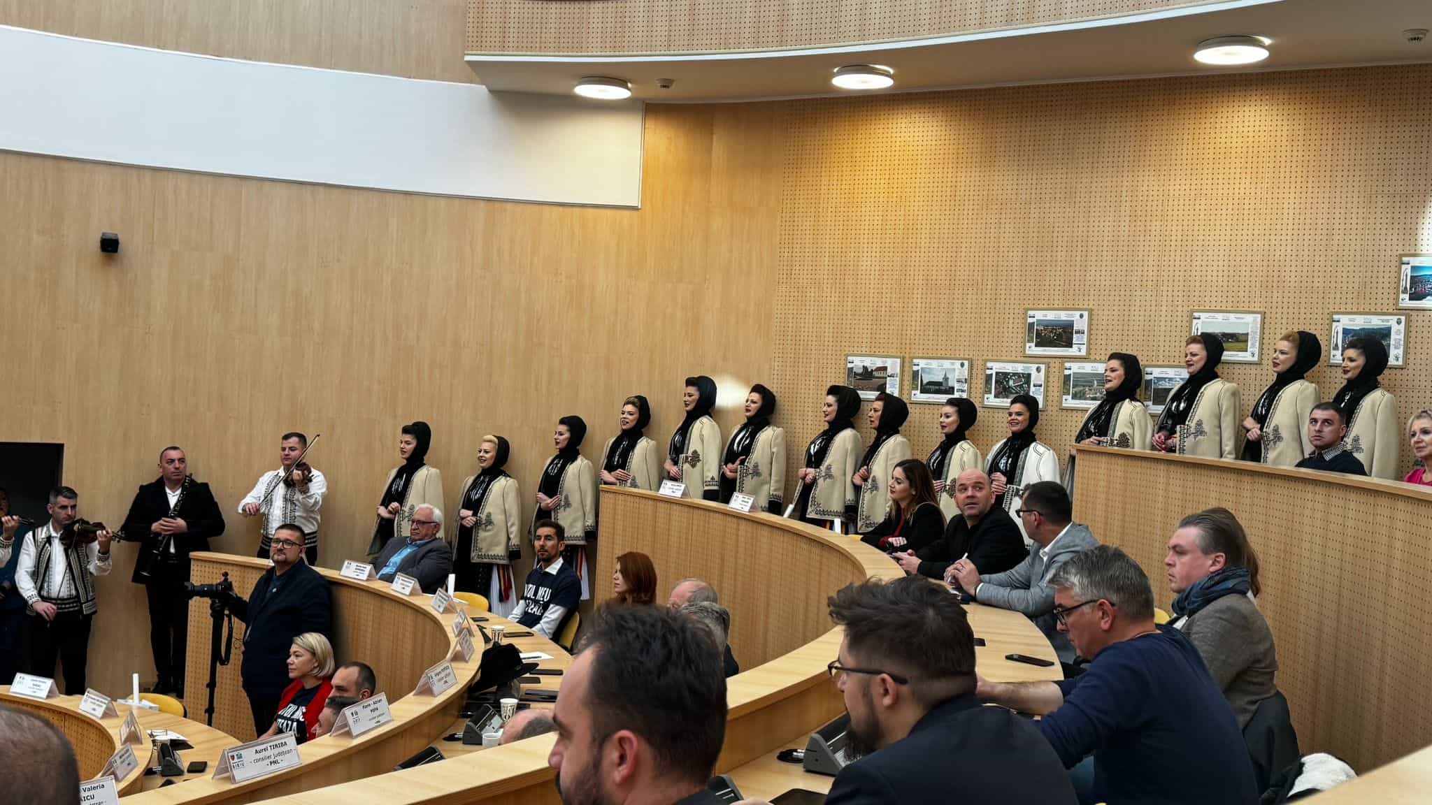 atmosferă de sărbătoare la consiliul județean. junii sibiului au venit la colindat (video)