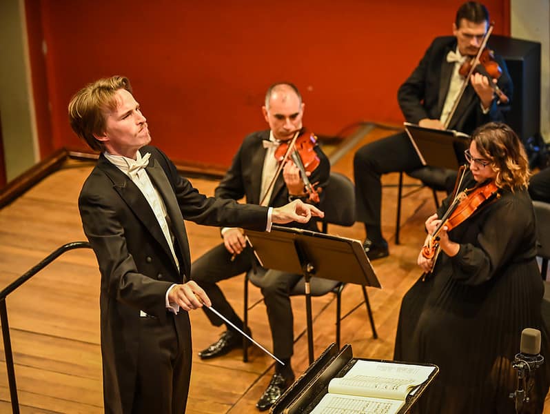 tânărul dirijor david schlager revine la sibiu pentru concertul de anul nou de la filarmonică
