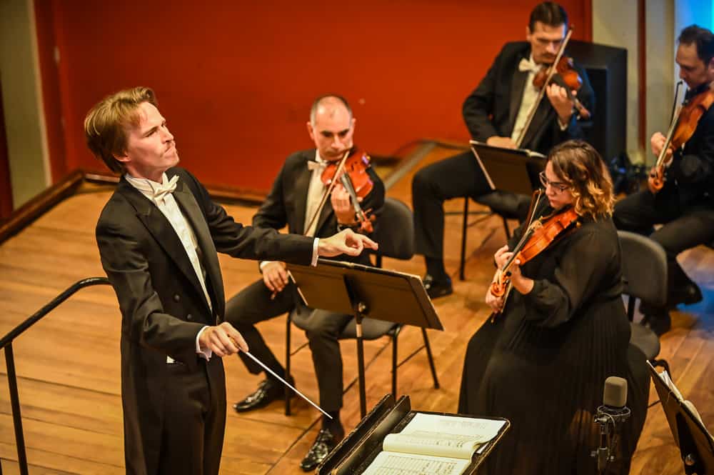 tânărul dirijor david schlager revine la sibiu pentru concertul de anul nou de la filarmonică