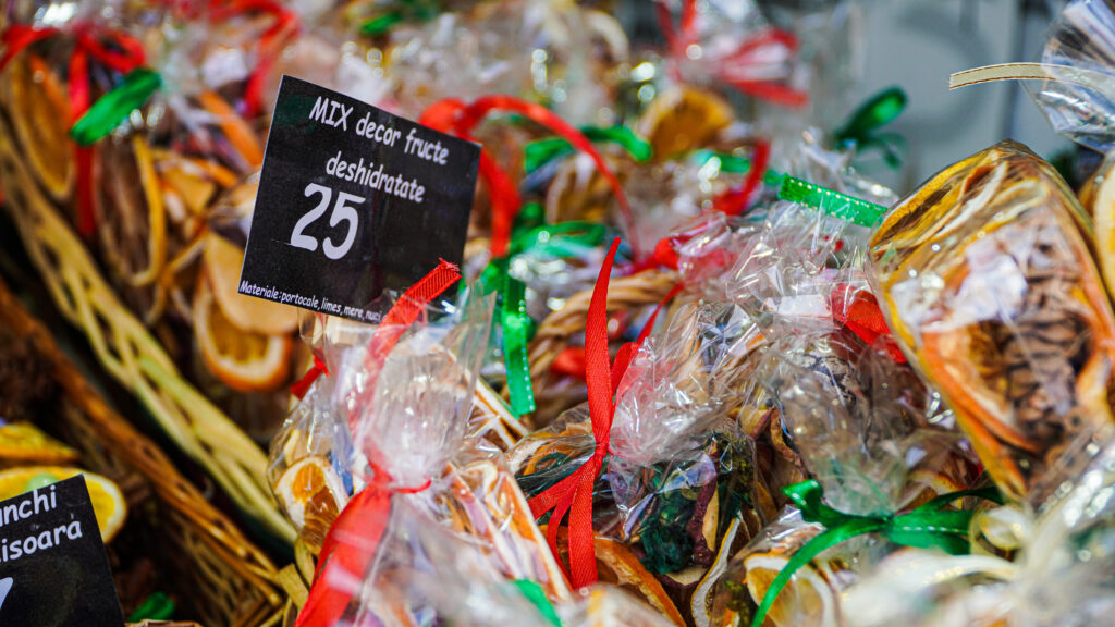 atracțiile și prețurile târgului de crăciun sibiu. artă, dulciuri, globuri sau căciuli, pentru gusturile oricui (reportaj video)