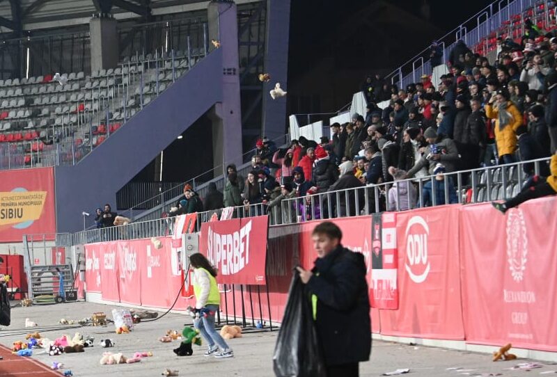 ”ploaie” cu jucării de pluș în pauza meciului fc hermannstadt - sepsi (video)