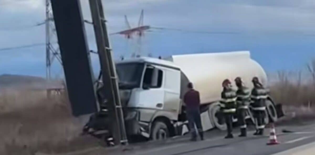 pericol de explozie pe dn1 între veștem și mohu. tir cu motorina, răsturnat pe drum