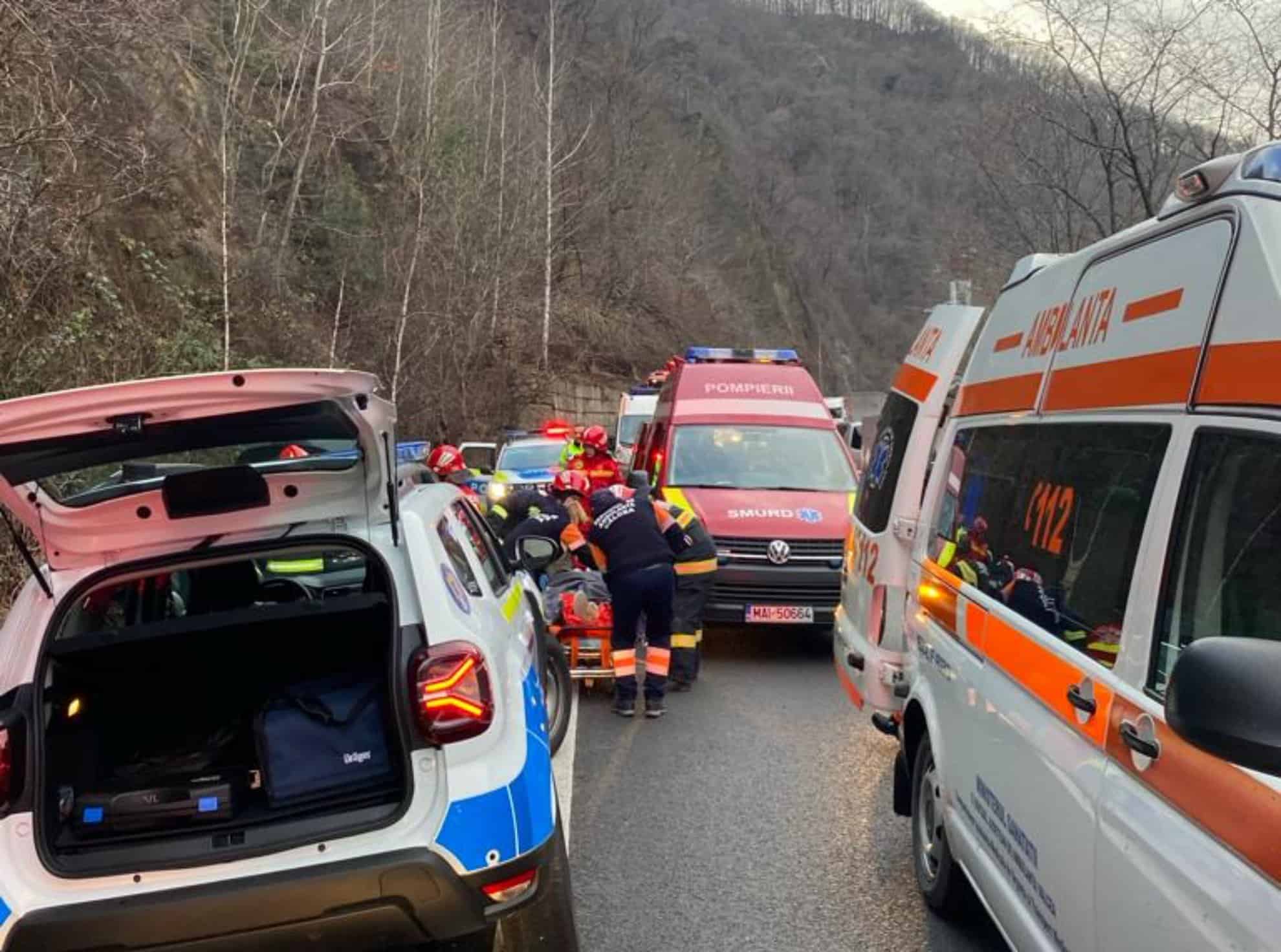 accident pe valea oltului între căciulata și brezoi. trei răniți după ce o mașină a ieșit în decor