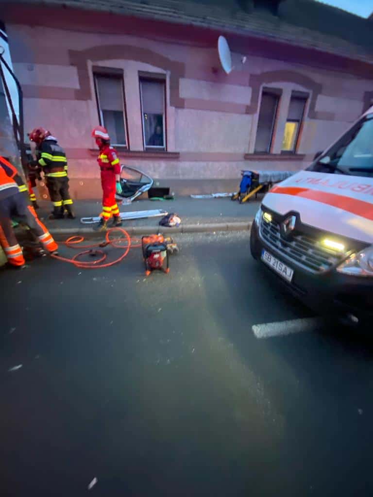 accident grav pe nicolae teclu. trei persoane rănite, după ce un șofer a intrat cu mașina într-un stâlp