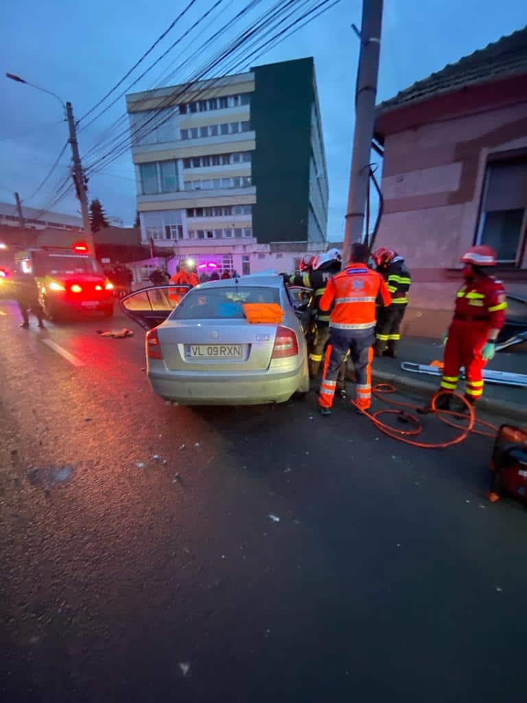 accident grav pe nicolae teclu. trei persoane rănite, după ce un șofer a intrat cu mașina într-un stâlp