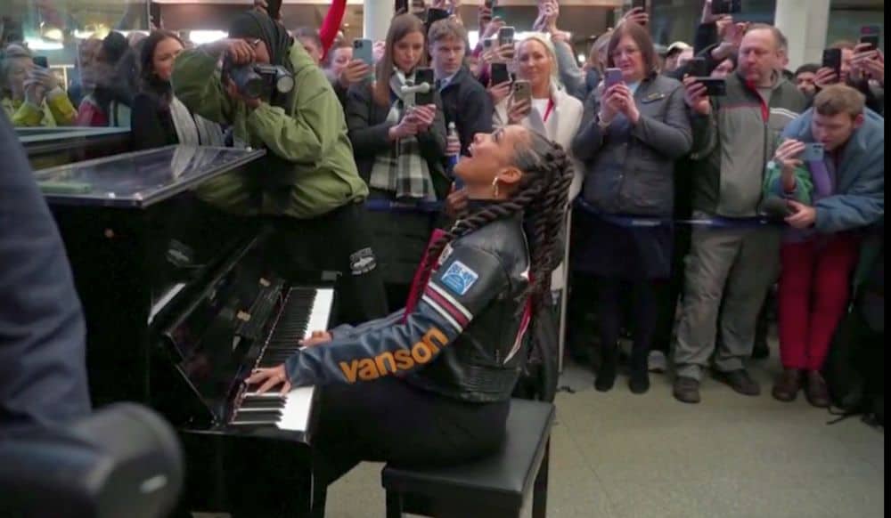 celebra alicia keys a cântat la pian într-o gară din londra. trecătorii au aplaudat-o frenetic (video)