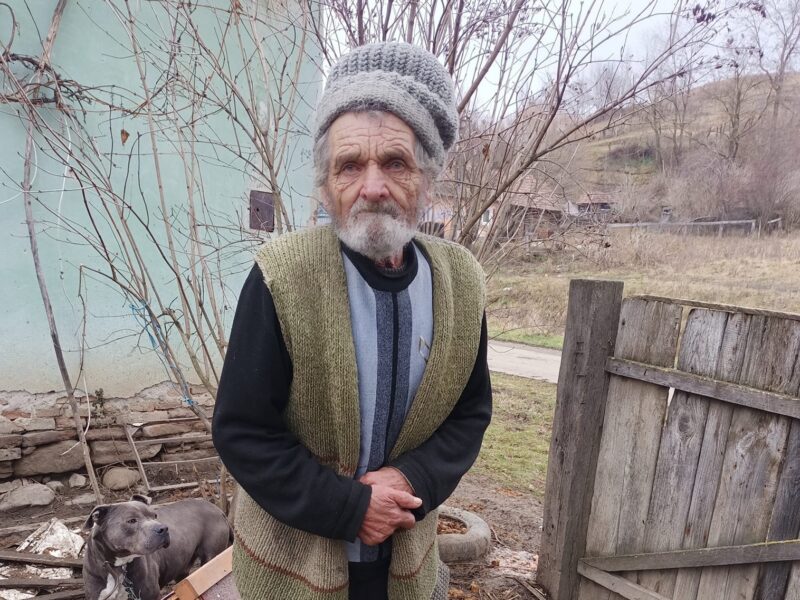 mobilizare amplă pentru un bătrânel din bârghiș. nenea anton locuiește singur într-o casă dărăpănată (foto)