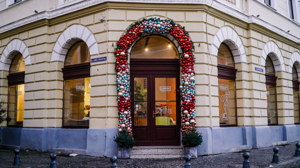 topul celor mai frumoase clădiri din sibiu, cu decorațiuni de crăciun. unele arată ca în basme și au costat zeci de mii de euro (video foto)