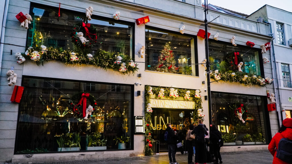 topul celor mai frumoase clădiri din sibiu, cu decorațiuni de crăciun. unele arată ca în basme și au costat zeci de mii de euro (video foto)