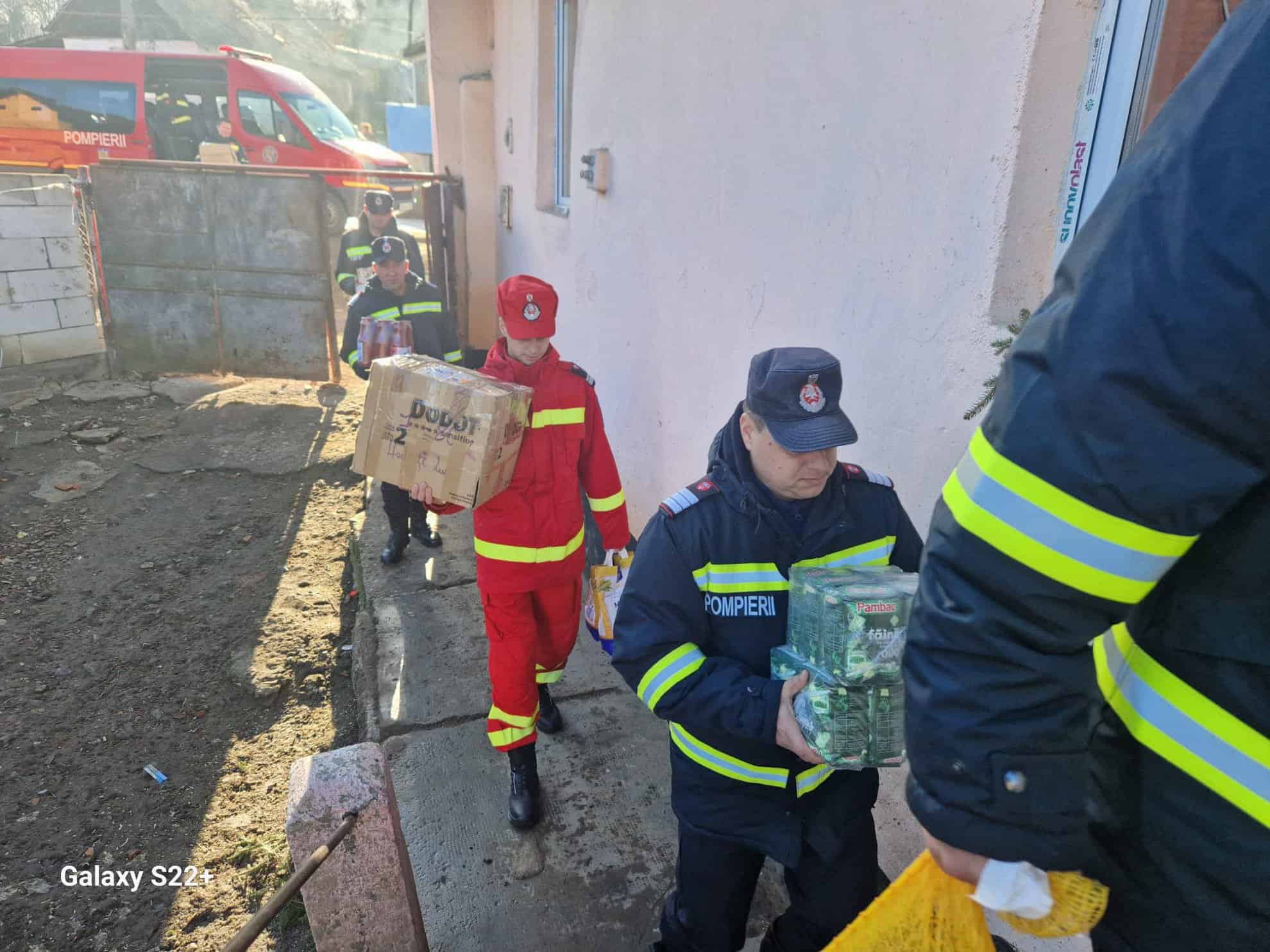 zeci de copii din coveș au primit cadouri de la pompieri. patru dintre micuți au fost salvați dintr-un incendiu (foto)