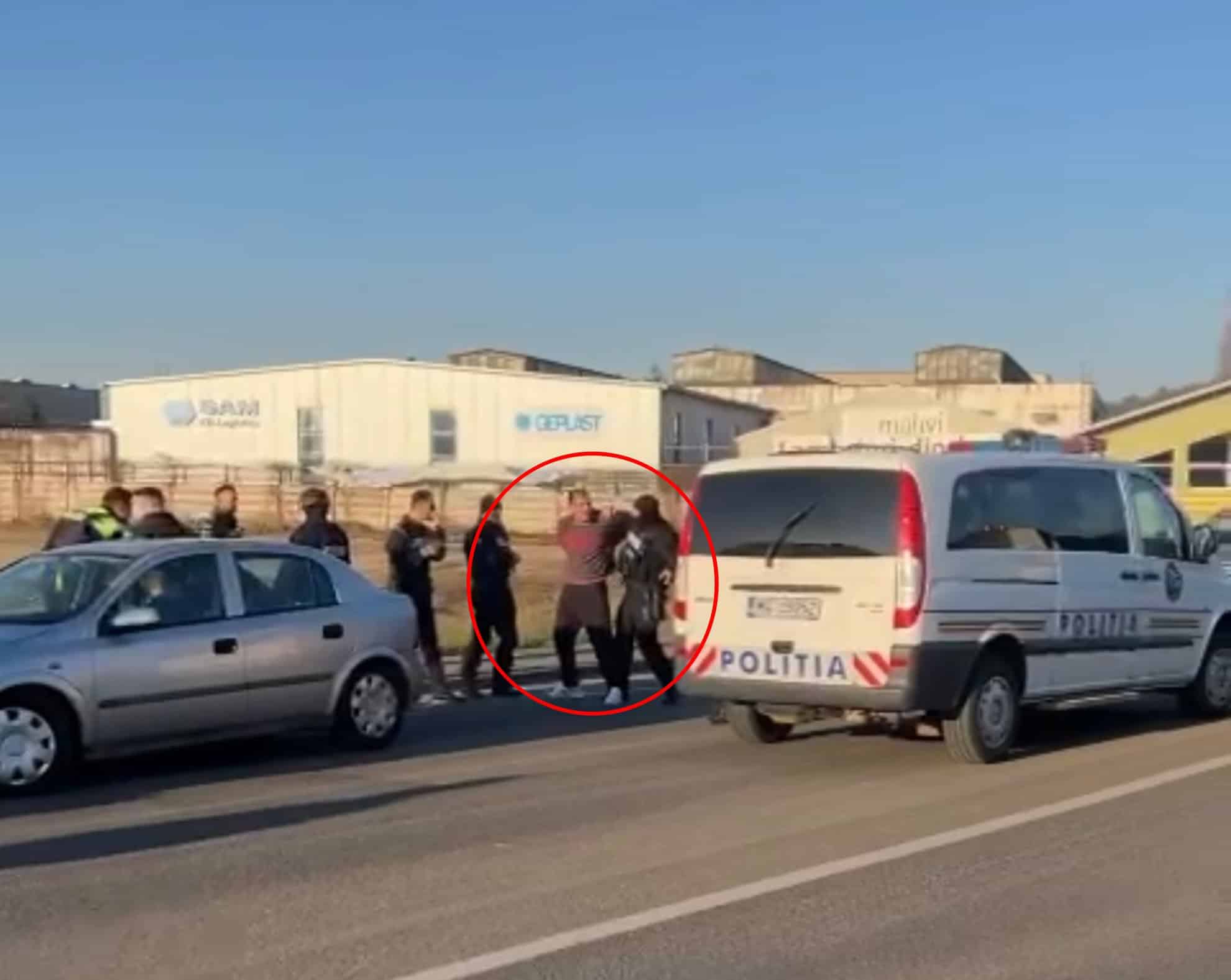 panică în sibiu. un bărbat cu un cuțit a amenințat trecătorii și a oprit mașinile în trafic. mascații l-au imobilizat! (video)