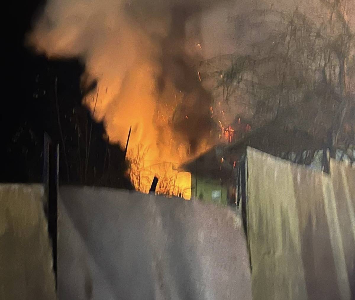 Casa din Mediaș, în flăcări. Doi câini au murit în incendiu