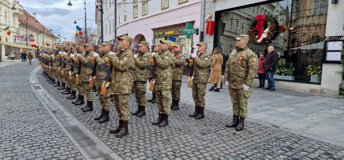 Zeci de sibieni strânşi să vadă militarii pe Nicolae Bălcescu