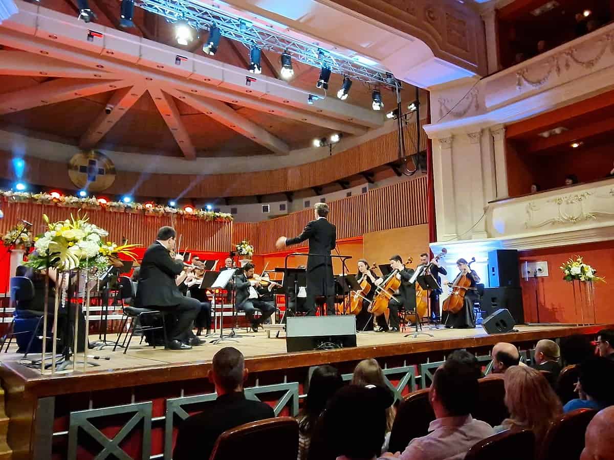 sute de sibieni la concertul de anul nou de la filarmonică. mai urmează unul și pe 1 ianuarie (video)