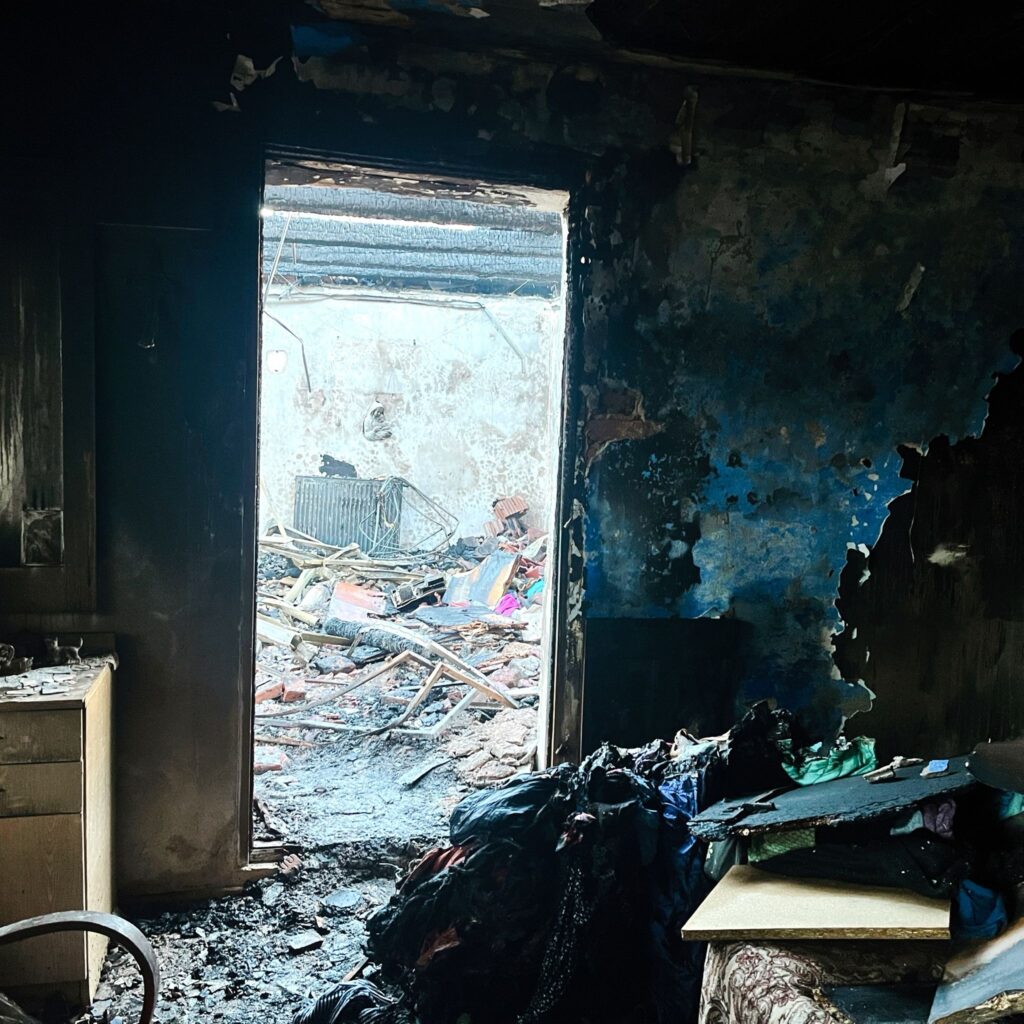 se strâng bani pentru doi bunici care au rămas fără casă în urma unui incendiu la poplaca