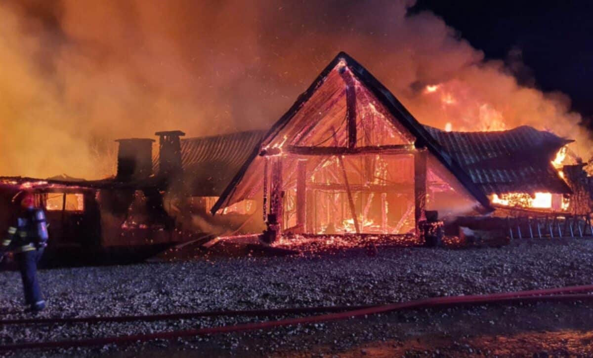 incendiu puternic la o pensiune din prahova. un copil mort și alte victime dispărute (update)