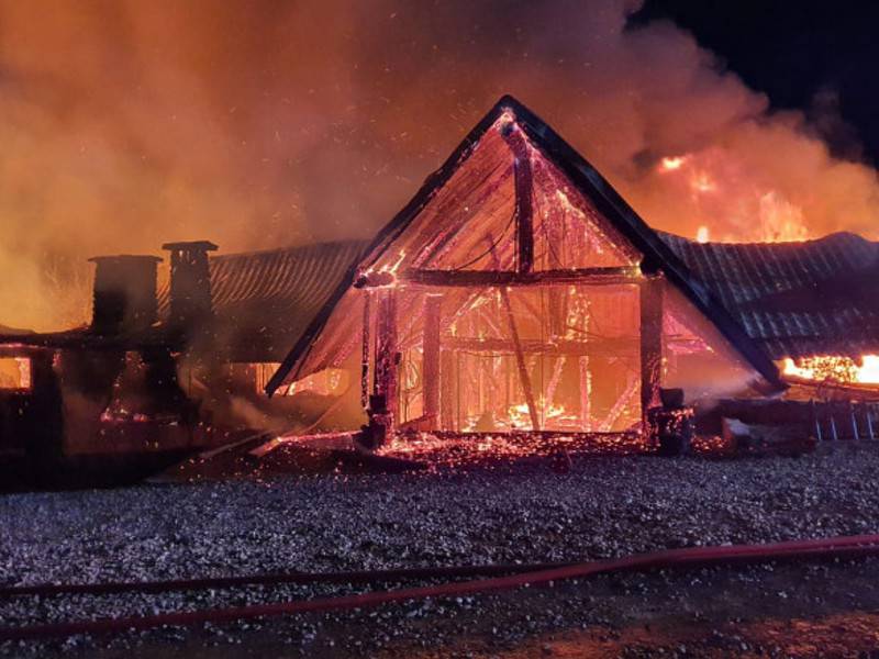 incendiu puternic la o pensiune din prahova. un copil mort și alte victime dispărute (update)