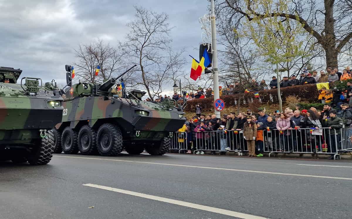 mii de sibieni prezenți la parada militară de 1 decembrie. cerul sibiului, survolat de elicoptere de luptă (video, foto)