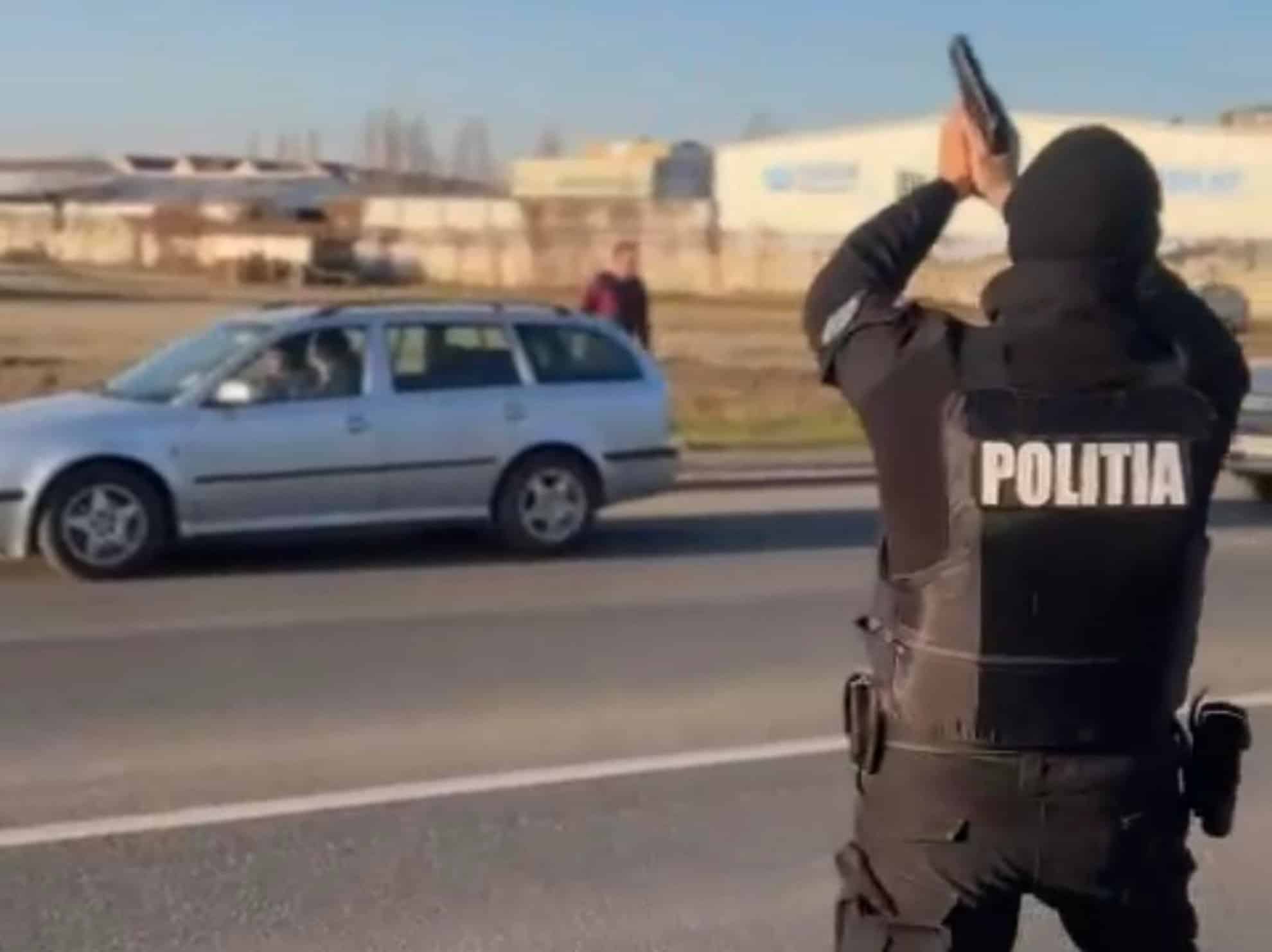 panică în sibiu. un bărbat cu un cuțit a amenințat trecătorii și a oprit mașinile în trafic. mascații l-au imobilizat! (video)