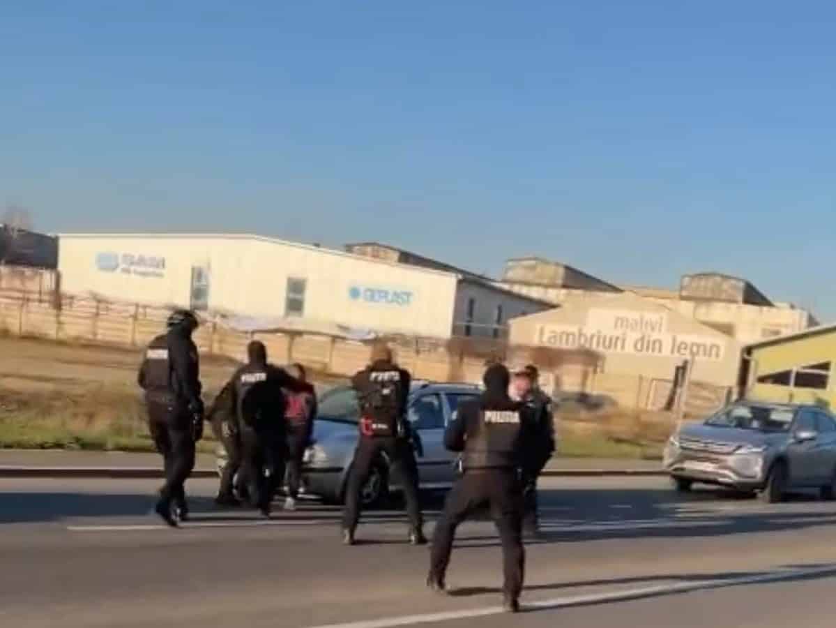 panică în sibiu. un bărbat cu un cuțit a amenințat trecătorii și a oprit mașinile în trafic. mascații l-au imobilizat! (video)