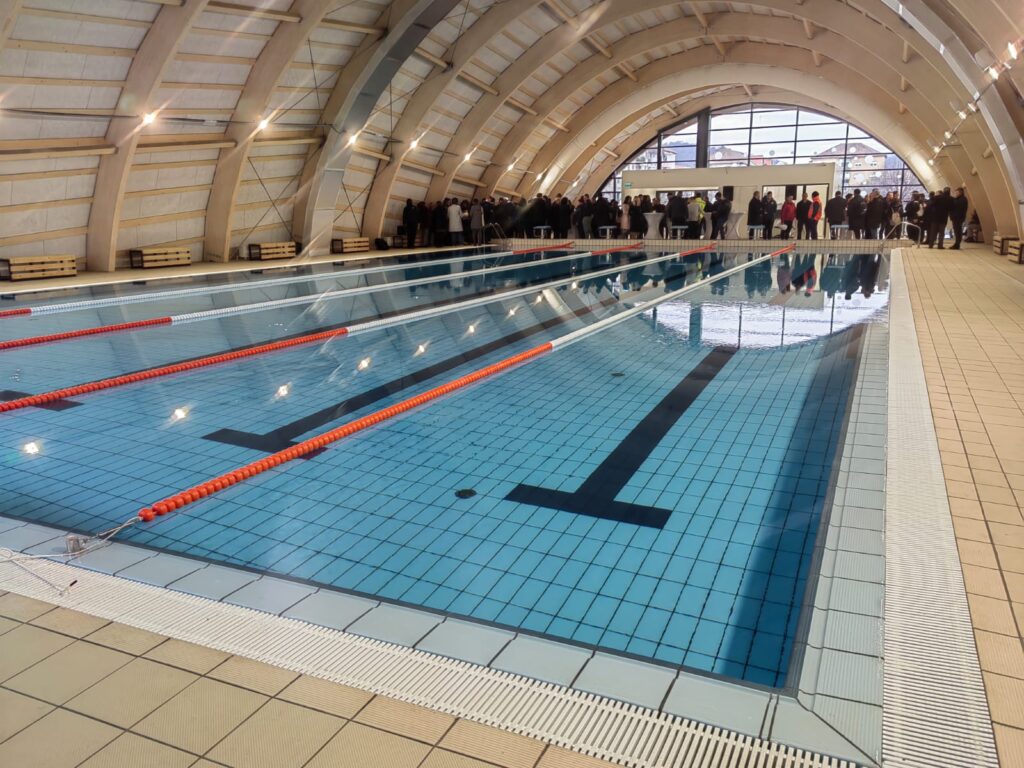 primul bazin de înot la standarde europene din județul sibiu recepționat la mediaș - primarul roman a anunțat orar de acces gratuit pentru elevi